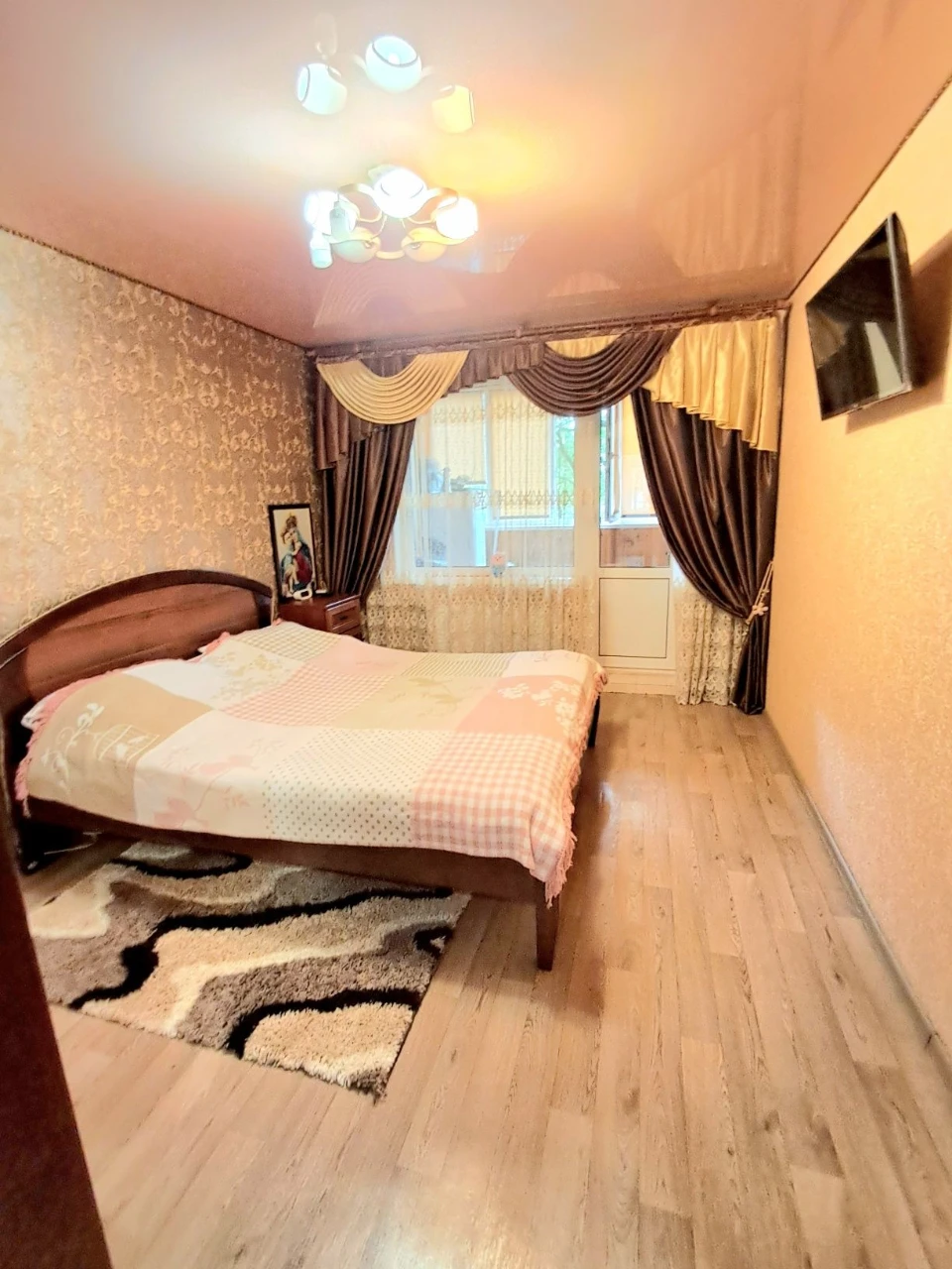 Sale of a beautiful 3-room apartment with renovation. Furniture+appliances!