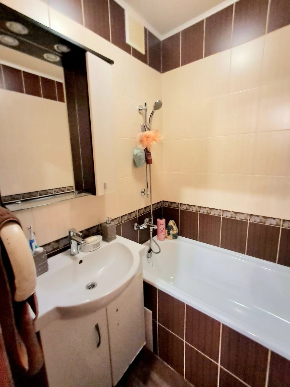 Sale of a beautiful 3-room apartment with renovation. Furniture+appliances!