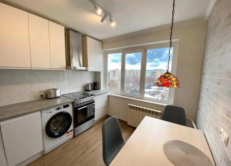 Sale of a 3-bedroom apartment on Naukova Street