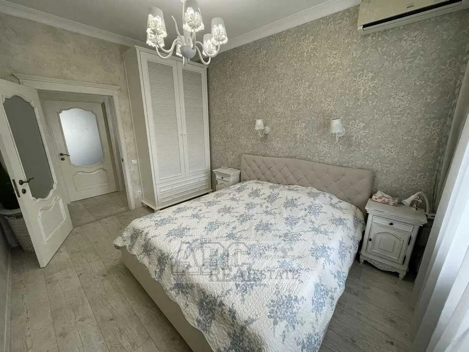 I will sell an exclusive apartment in the city of Zahisnyky Ukrainy