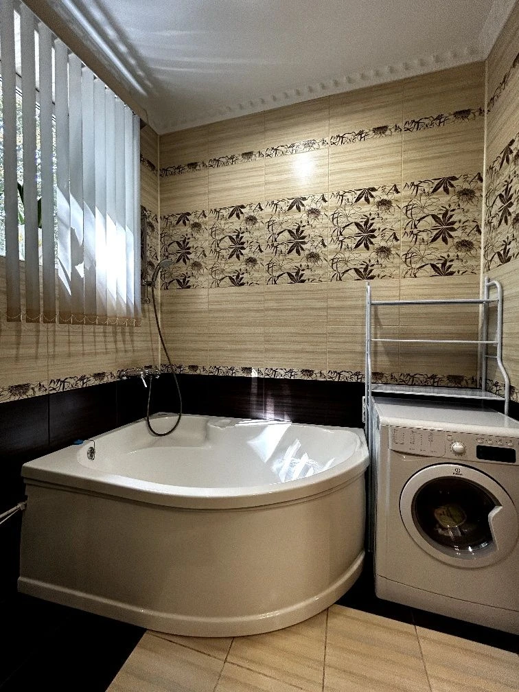 Sale of a 3-room new building in the city center, Kyivska