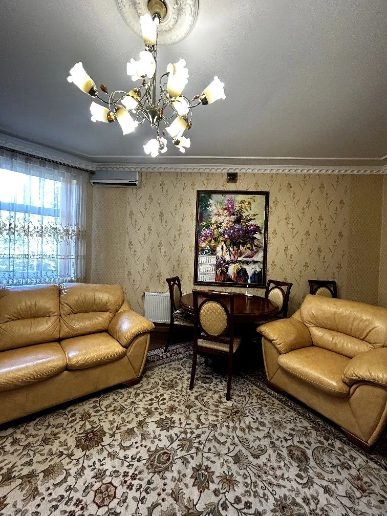 Sale of a 3-room new building in the city center, Kyivska