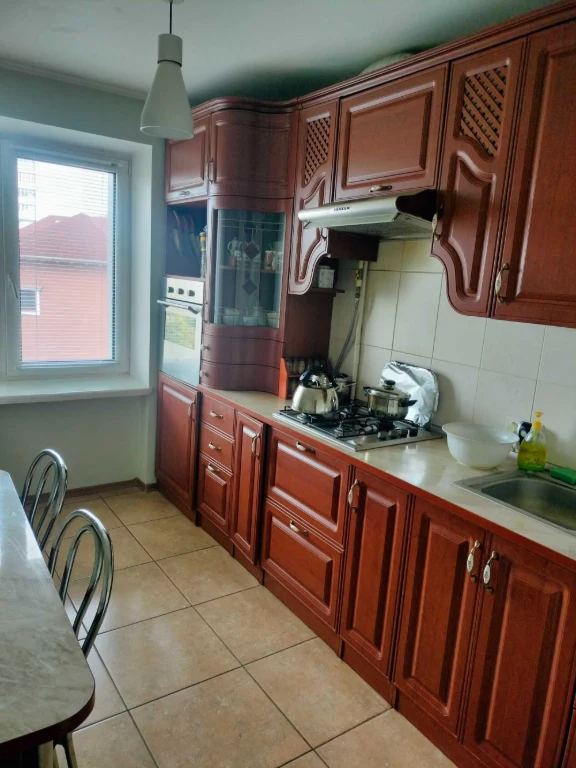 4-bedroom apartment in the city center, brick building