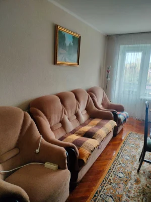 4-bedroom apartment in the city center, brick building