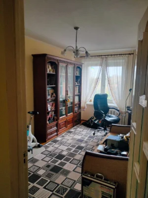 4-bedroom apartment in the city center, brick building