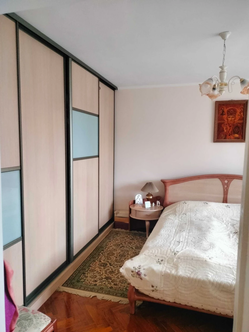 4-bedroom apartment in the city center, brick building