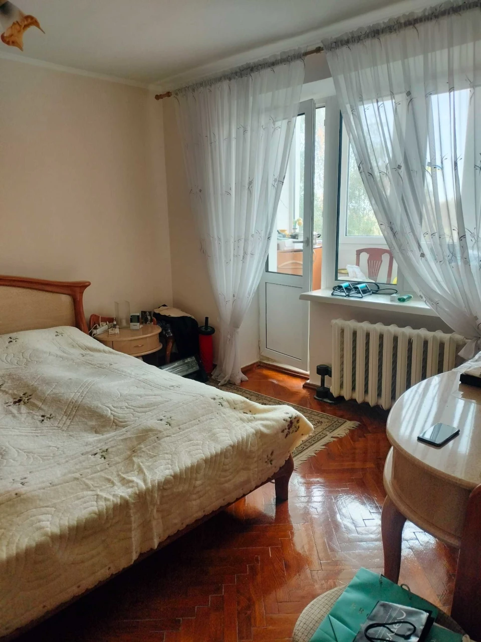 4-bedroom apartment in the city center, brick building