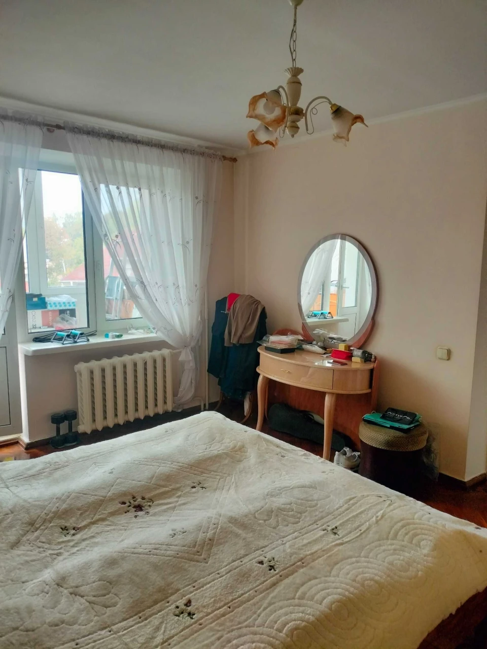 4-bedroom apartment in the city center, brick building