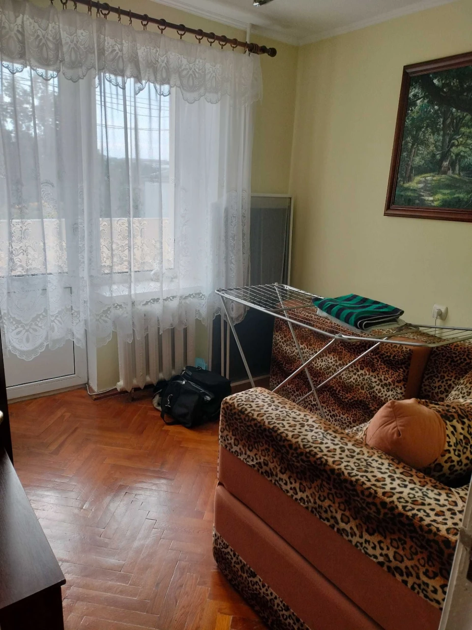 4-bedroom apartment in the city center, brick building