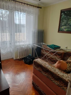 4-bedroom apartment in the city center, brick building