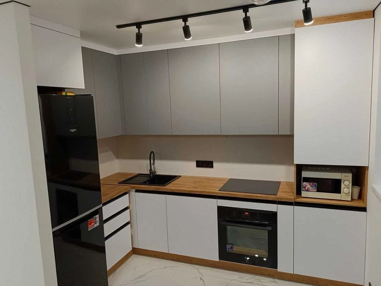 Sale of a 1-room apartment with a terrace (patio) and a covered area. Price 70