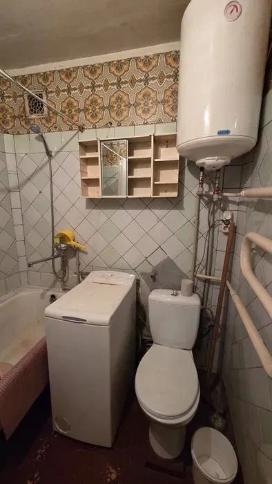 Продам 2 комн. квартиру середина пр. А. Поля