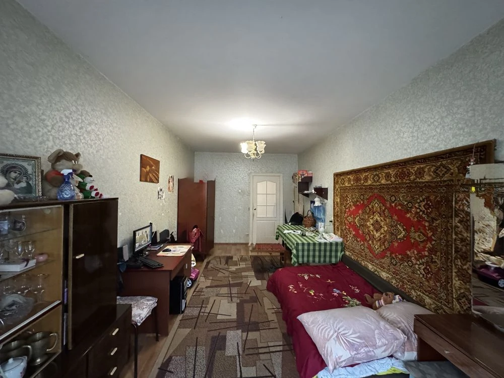Простора 3-кімнатна квартира в цегляному будинку з закритою