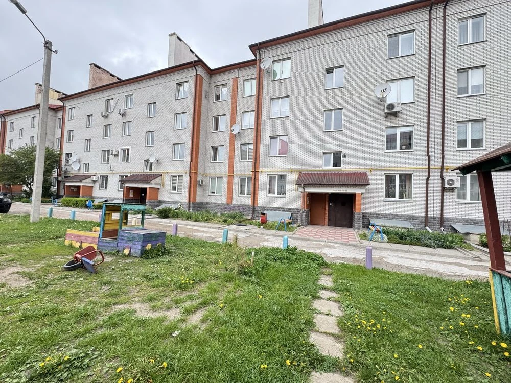 Простора 3-кімнатна квартира в цегляному будинку з закритою