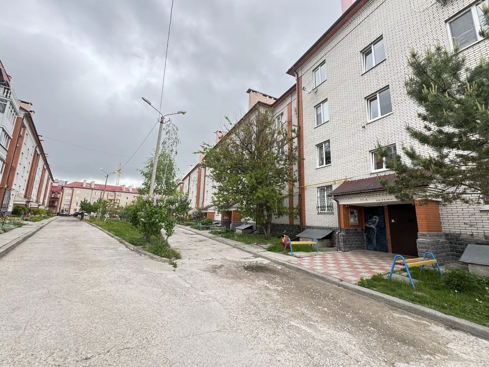 Простора 3-кімнатна квартира в цегляному будинку з закритою