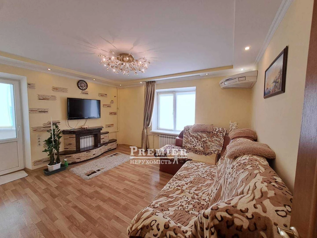 2 room apartment, Semena Paliya/Zabolotnogo, great location with a view