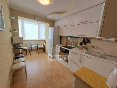 2 room apartment, Semena Paliya/Zabolotnogo, great location with a view