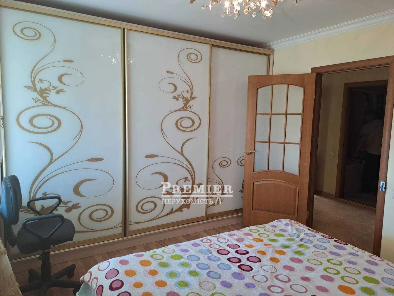 2 room apartment, Semena Paliya/Zabolotnogo, great location with a view