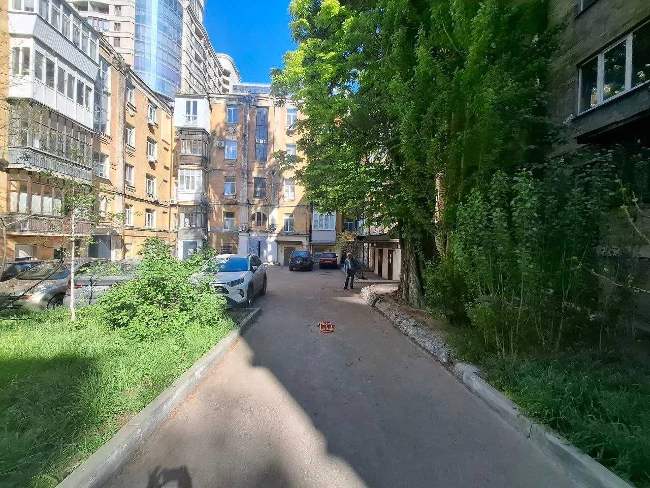 Sale of a 3-bedroom apartment in the center of Kyiv