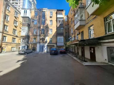 Sale of a 3-bedroom apartment in the center of Kyiv