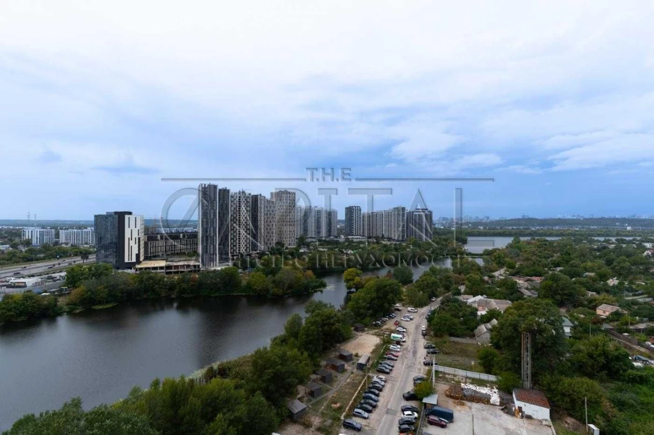 Wonderful view! Selling a 3-bedroom apartment WITHOUT renovation