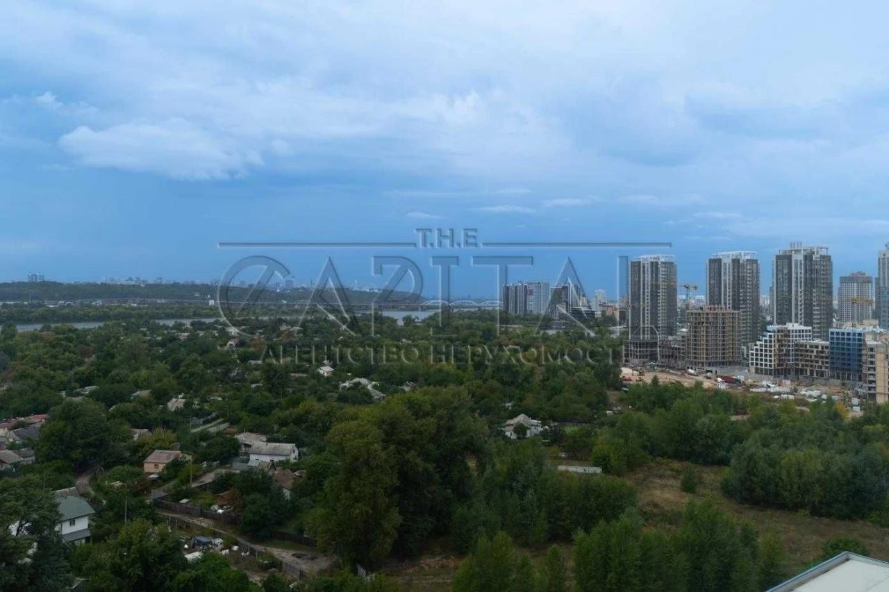 Wonderful view! Selling a 3-bedroom apartment WITHOUT renovation