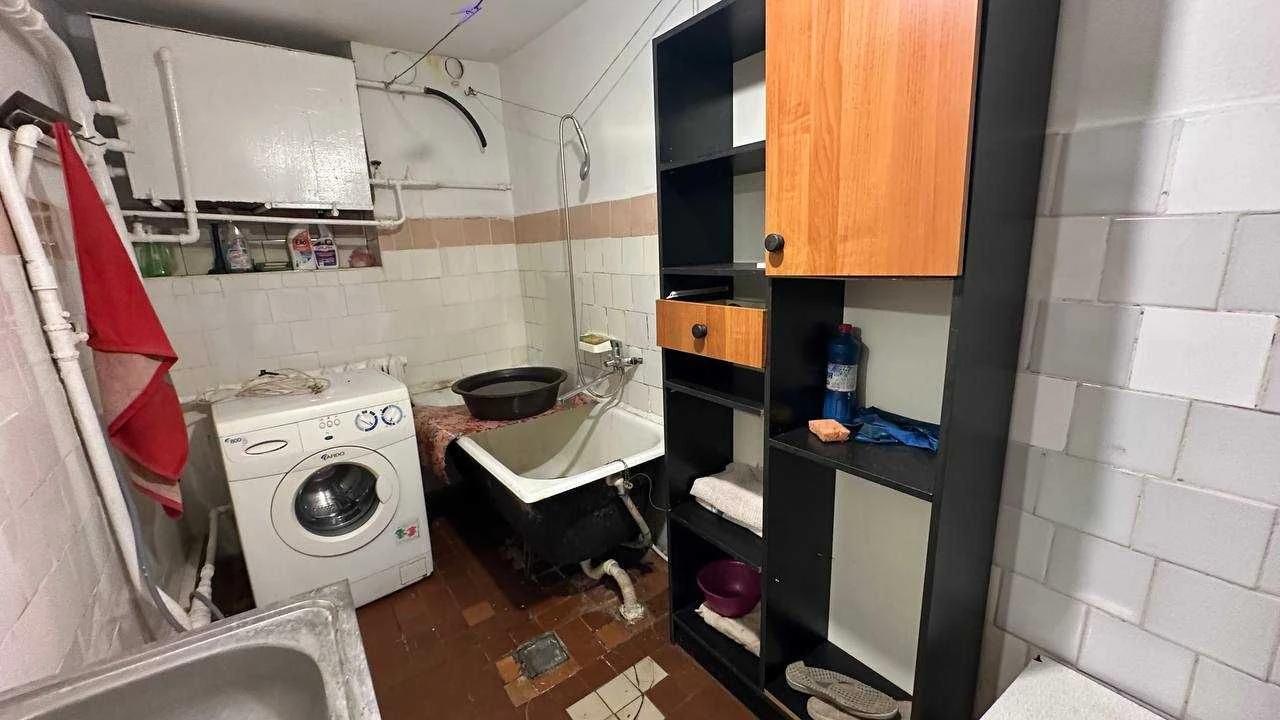 House on Slobodke — Quiet Street, 2 Garages and a Spacious Yard