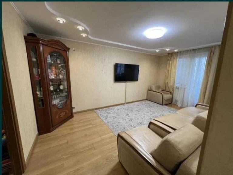 Apartment for Sale: 2-Room Apartment near "Class" on Tractor Builders Avenue