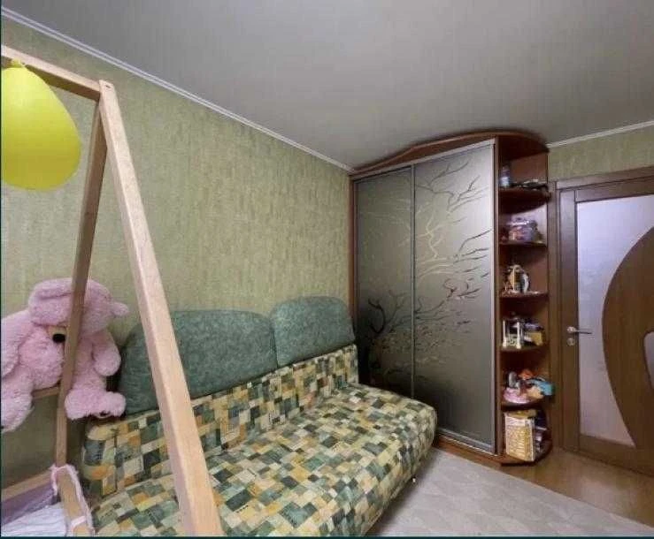 Apartment for Sale: 2-Room Apartment near "Class" on Tractor Builders Avenue