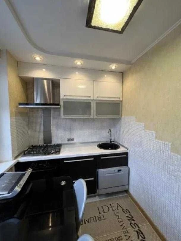 Apartment for Sale: 2-Room Apartment near "Class" on Tractor Builders Avenue