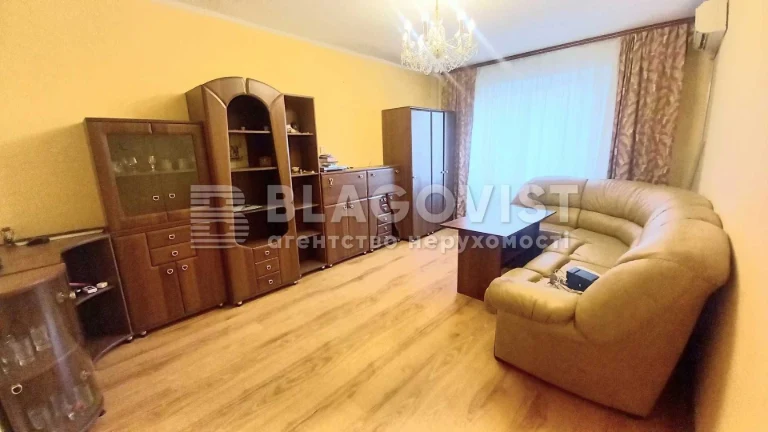 Sale of a 2-room apartment at Chornovola 8, near the Vokzal metro station, Brest Street
