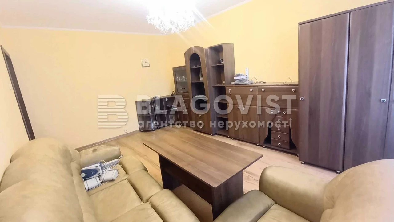 Sale of a 2-room apartment at Chornovola 8, near the Vokzal metro station, Brest Street