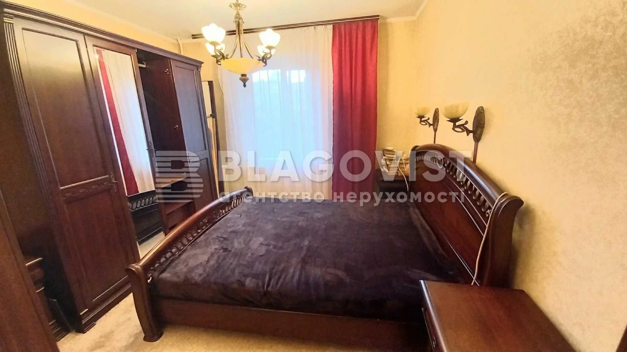 Sale of a 2-room apartment at Chornovola 8, near the Vokzal metro station, Brest Street