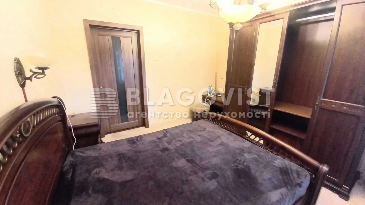 Sale of a 2-room apartment at Chornovola 8, near the Vokzal metro station, Brest Street
