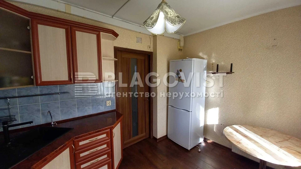 Sale of a 2-room apartment at Chornovola 8, near the Vokzal metro station, Brest Street