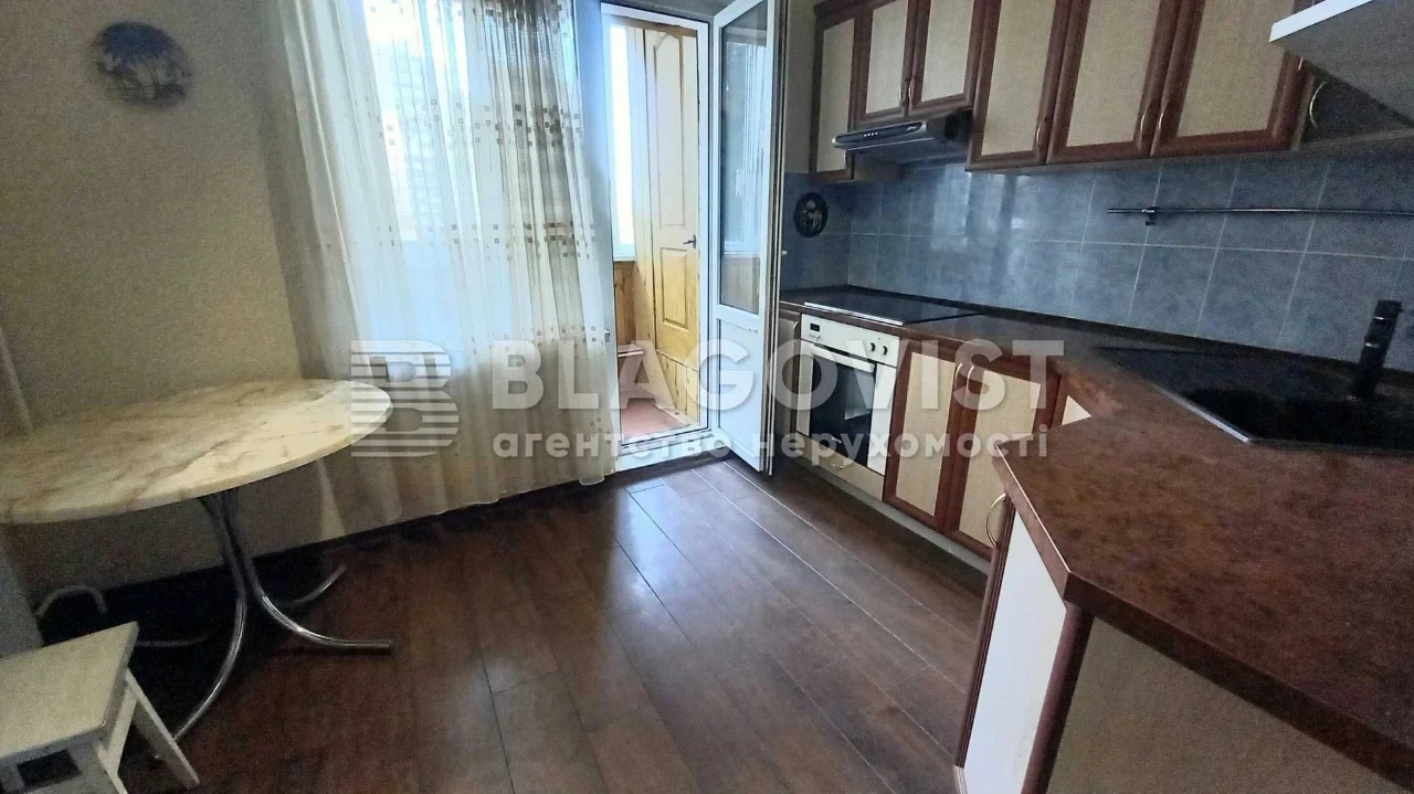 Sale of a 2-room apartment at Chornovola 8, near the Vokzal metro station, Brest Street