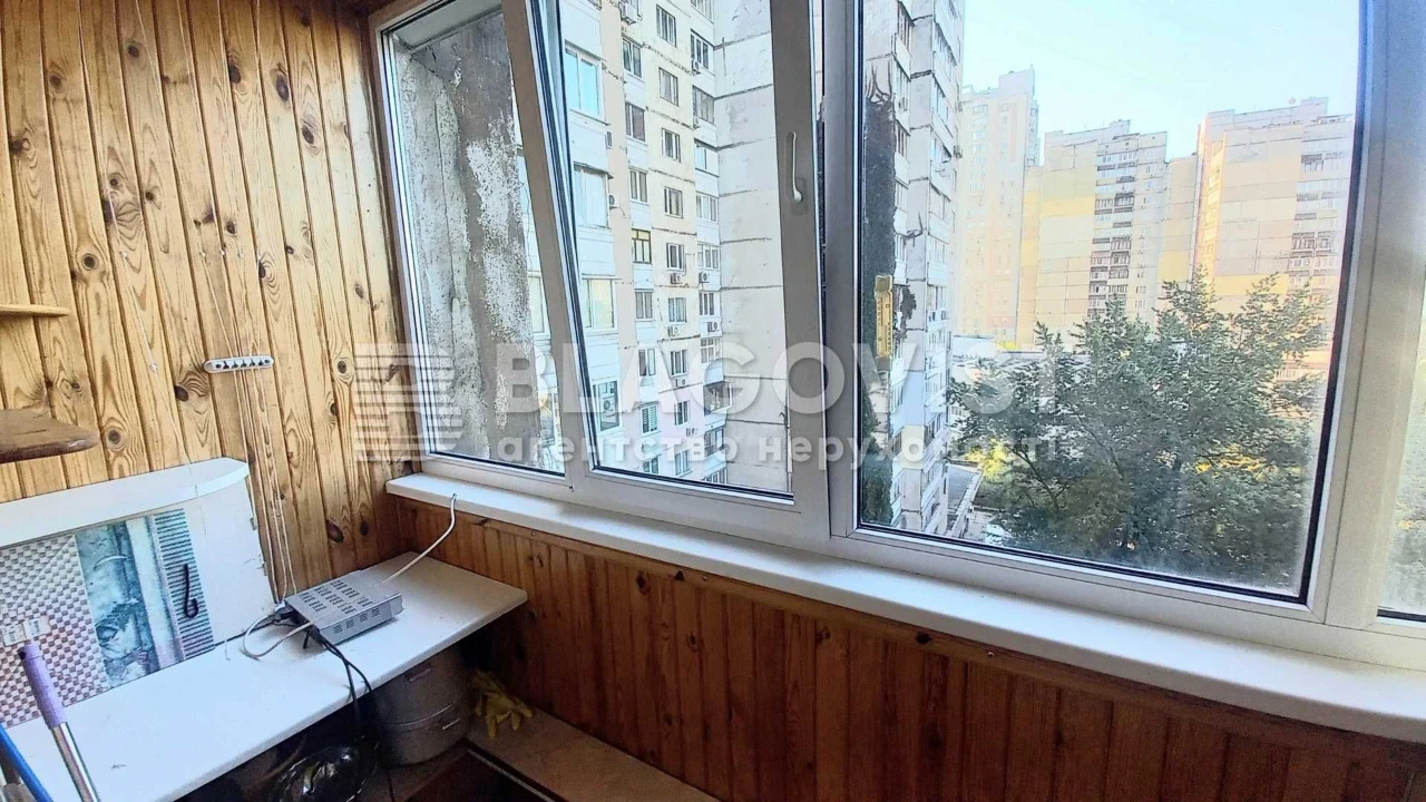 Sale of a 2-room apartment at Chornovola 8, near the Vokzal metro station, Brest Street