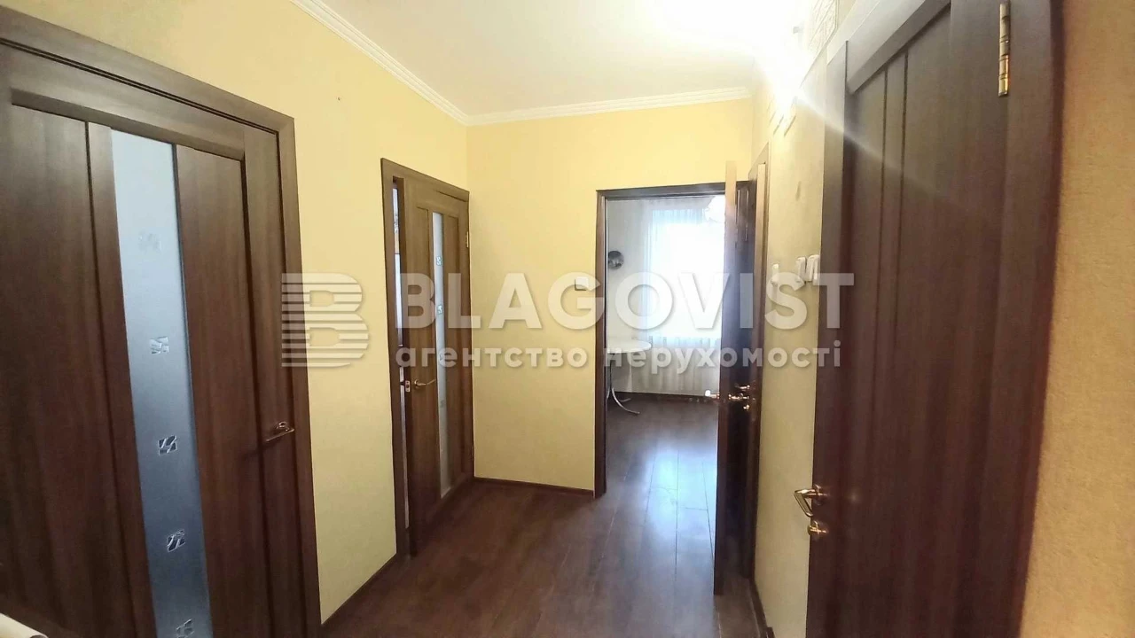 Sale of a 2-room apartment at Chornovola 8, near the Vokzal metro station, Brest Street