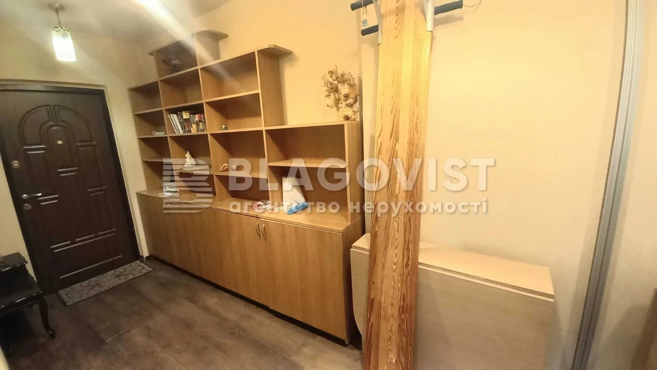 Sale of a 2-room apartment at Chornovola 8, near the Vokzal metro station, Brest Street