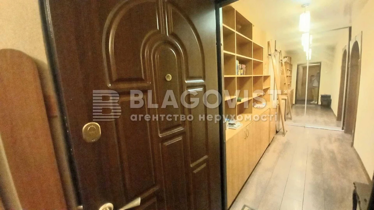 Sale of a 2-room apartment at Chornovola 8, near the Vokzal metro station, Brest Street