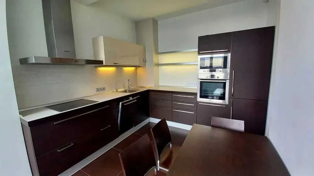 Продажа 2-х комнатной квартиры с ремонтом, центр метро Печерская, улица Коновальца, 32 Г