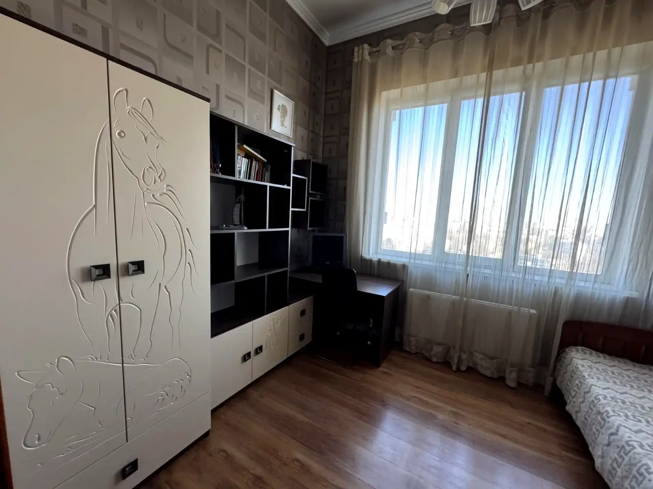 Apartment for Sale: 4-room, 98 sq m, 21/22 floor