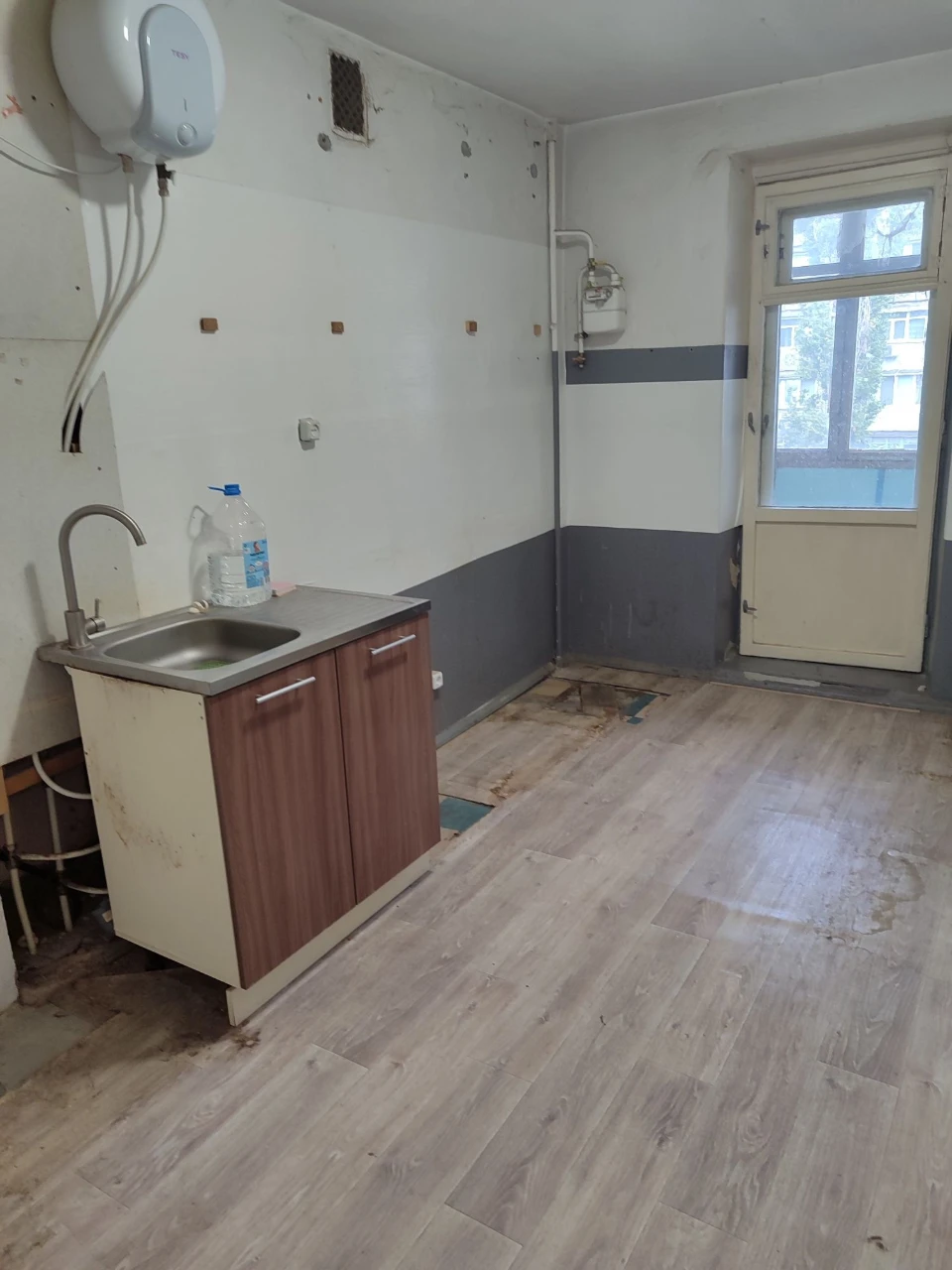 Selling my 4-room apartment on пр. Центральний.