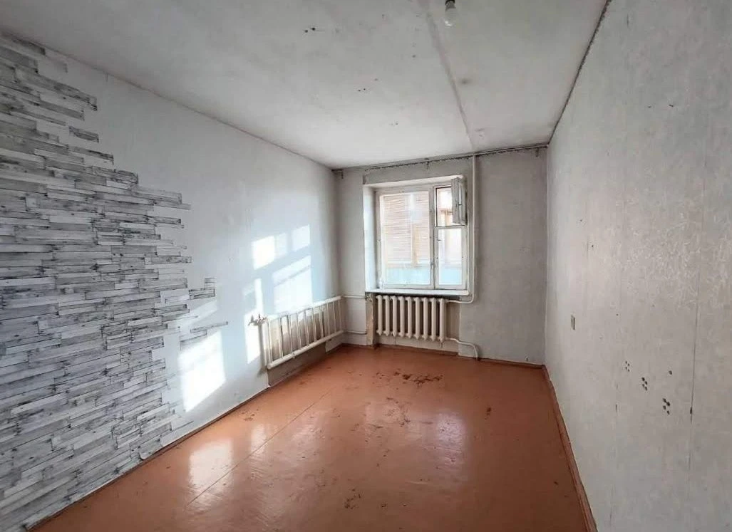 Selling my 4-room apartment on пр. Центральний.