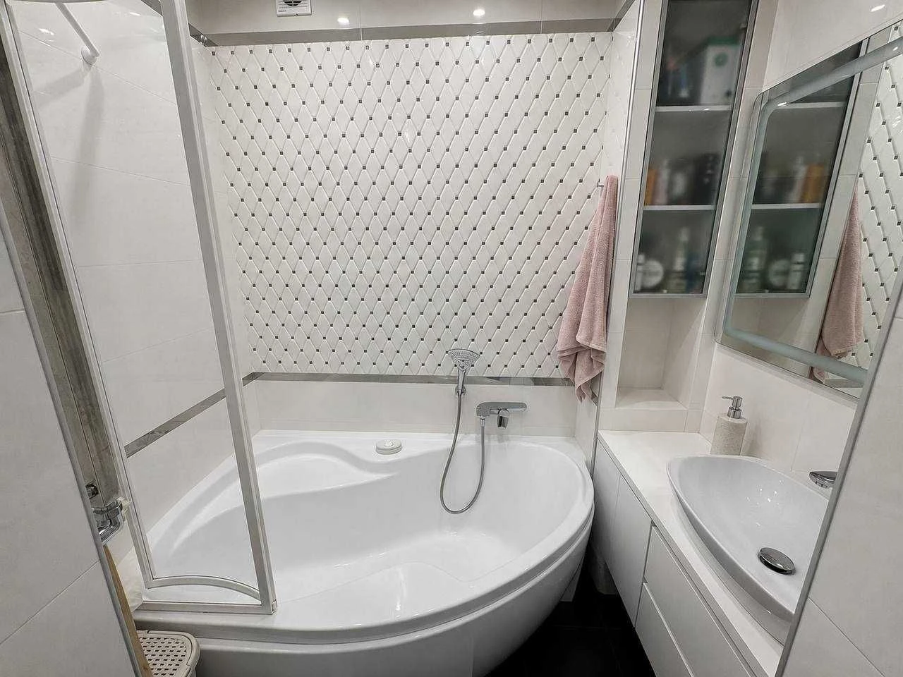 Sale of a stylish 2-room apartment in the Шевchenkovsky district