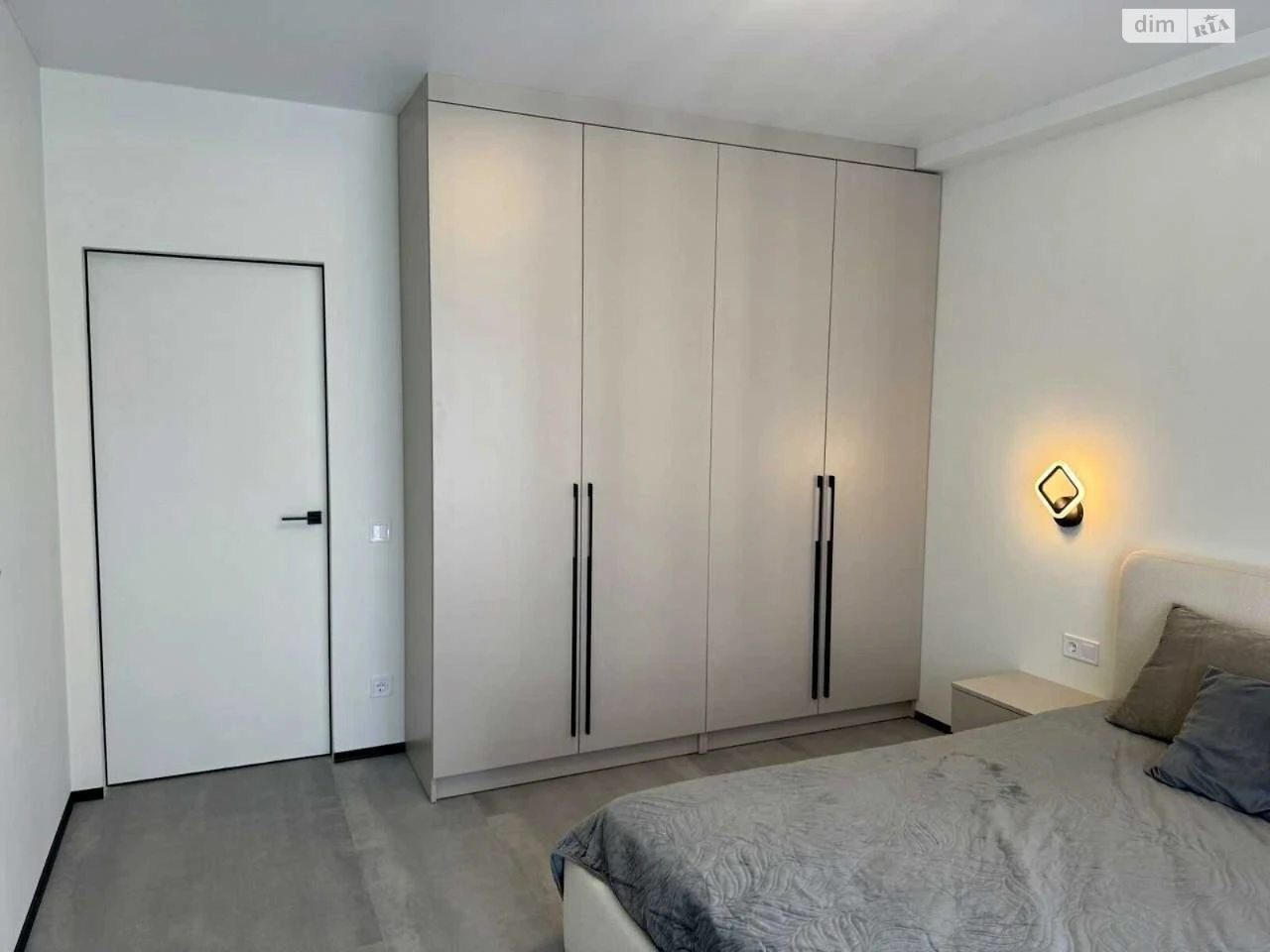 Apartment for Sale, Holosiiv
