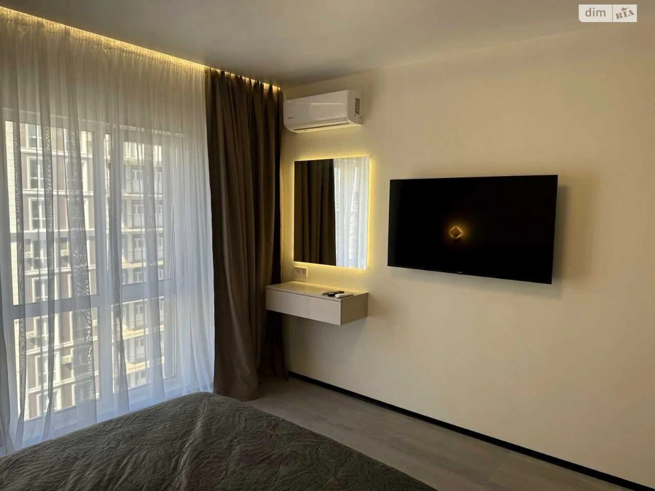 Apartment for Sale, Holosiiv