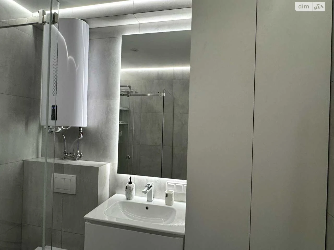 Apartment for Sale, Holosiiv