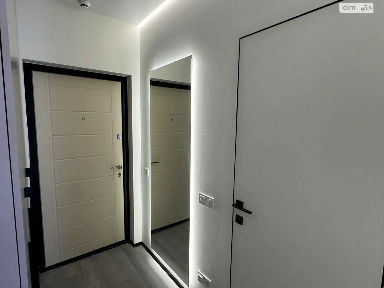 Apartment for Sale, Holosiiv