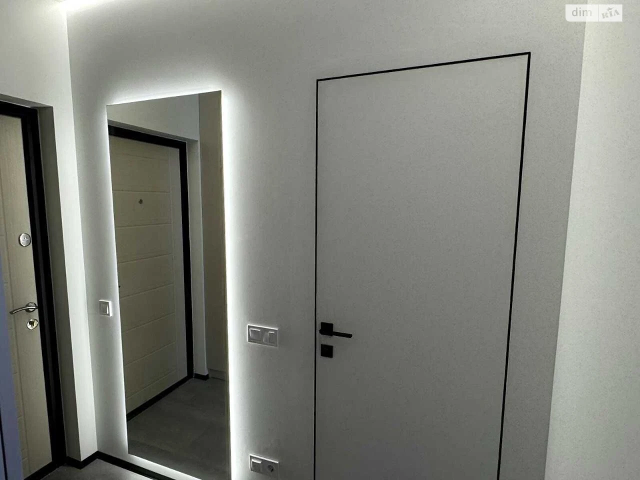 Apartment for Sale, Holosiiv